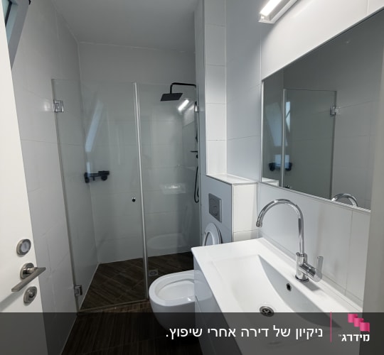 חדר אמבטיה נקי ומסודר עם כיור ומקלחת